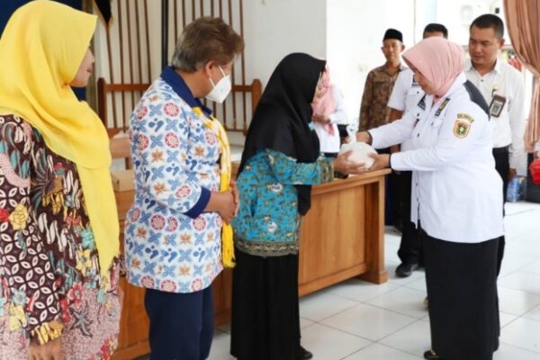 Wabup Serahkan 10 Ribu Butir Telur “Sortiran” untuk Turunkan Stunting