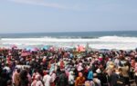 Ribuan Orang Saksikan Ritual Sedekah Laut di Pantai Genjik