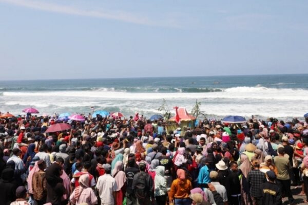 Ribuan Orang Saksikan Ritual Sedekah Laut di Pantai Genjik