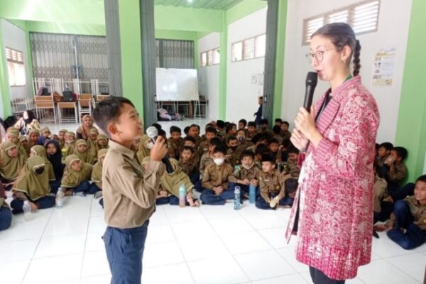 Mahasiswi dari Jerman Kunjungi Siswa SDKUB Muhammadiyah Purworejo