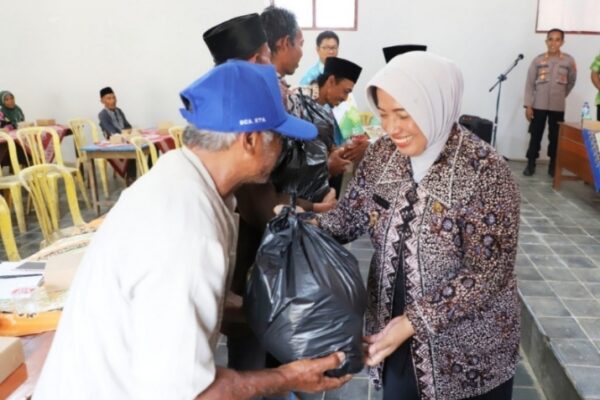 Wabup Serahkan Bantuan Paket ODF dan Sembako kepada Warg Sucenjurutengah