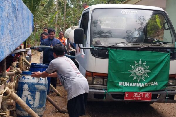 Usai Dilantik, Pengurus PDM dan PDA Kabupaten Purworejo Langsung Salurkan Donasi Air Bersih di Desa Brenggong