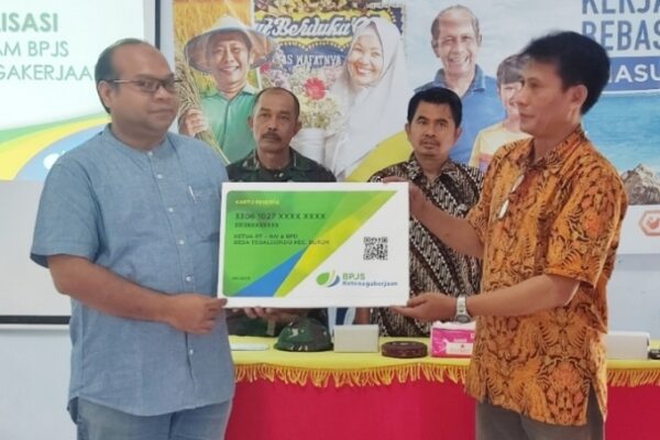 BPJS Ketenagakerjaan Serahkan Kartu Kepesertaan Ketua RT-RW dan Pengurus BPD Tegalgondo