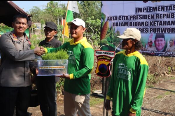 Dukung Program Asta Cita Presiden RI, Polres Purworejo Serahkan Bantuan Benih Padi dan Pupuk Organik