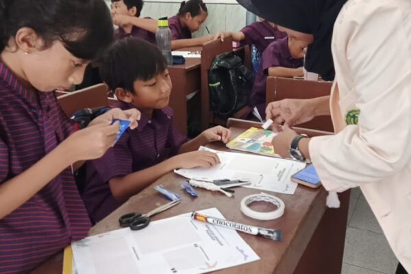 Lakukan Penguatan Literasi, Mahasiswa PGSD Universitas Muhammadiyah Purworejo Ajak Siswa SD Maria Identifikasi Pemeriksaan Komposisi Bungkus Kemasan Makanan