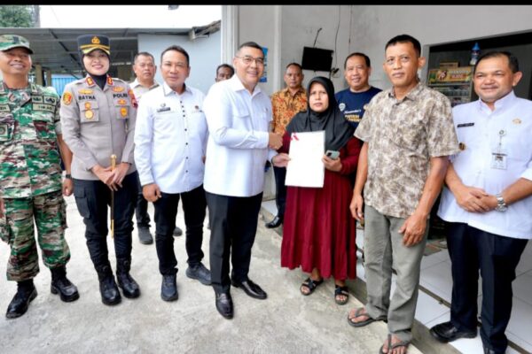 Serahkan Sertipikat Elektronik Door to Door di Semarang, Wamen Ossy Tekankan Keamanan dan Kemudahan Akses