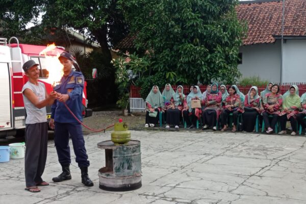 Dipandu Petugas Damkar, Warga Perum KBN Purworejo Praktikkan Cara Padamkan Api
