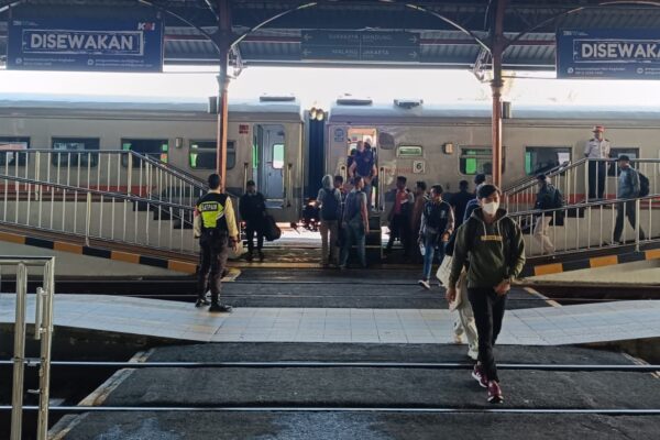 Arus Balik Libur Idul Adha Minggu di Stasiun Kutoarjo, Okupansi Penumpang Kereta Api Capai 109%