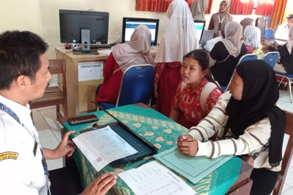 Calon Siswa Datang Didampingi Orang Tua, Pendaftar SPMB Jalur Domisili dan Prestasi di SMPN 4 Purworejo Membludak