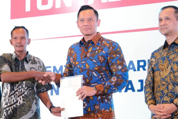 Pemerintah Serahkan 1.120 Sertipikat Tanah untuk Transmigran di Sukabumi, Wamen Ossy: Ini Pengakuan Negara