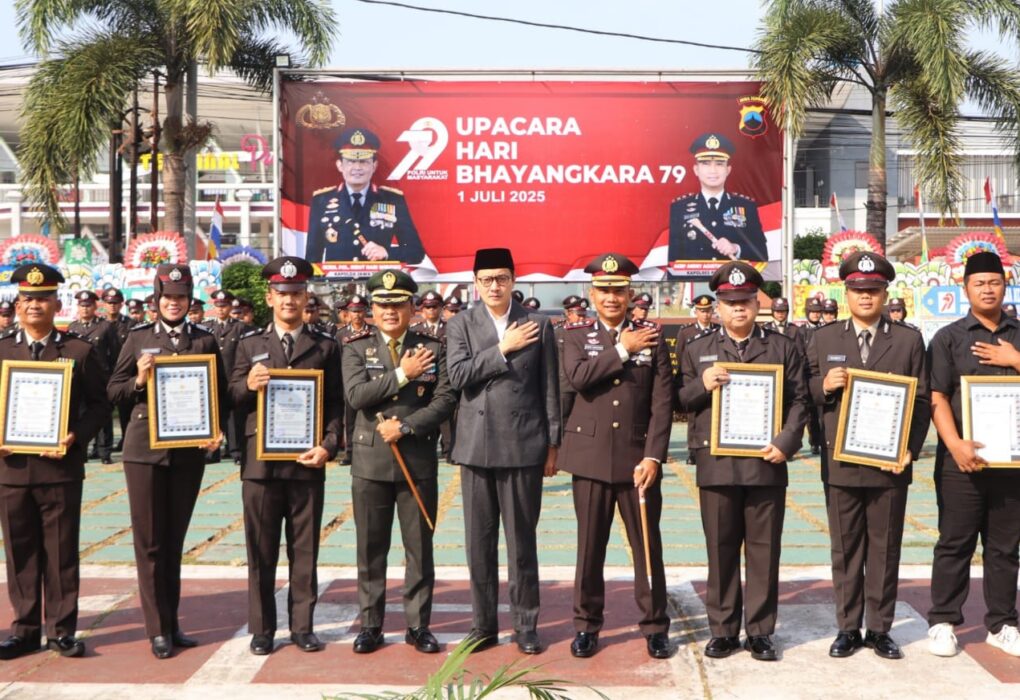 Upacara Peringatan Hari Bhayangkara, Kapolres Purworejo Serahkan Penghargaan Hasil Lomba