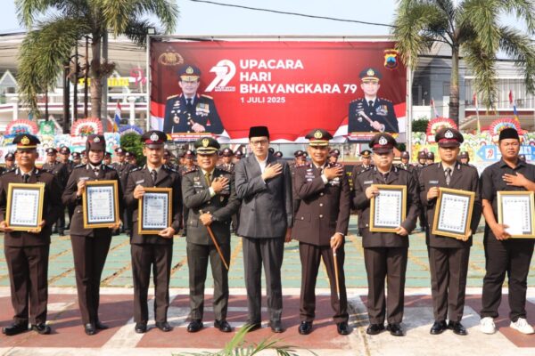 Upacara Peringatan Hari Bhayangkara, Kapolres Purworejo Serahkan Penghargaan Hasil Lomba