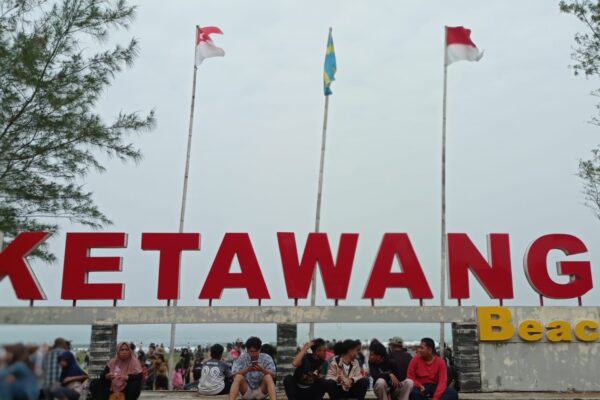 Jadi Lokasi Festival Layang Layang Nasional, Pantai Ketawang Purworejo Dijejali Puluhan Ribu Pengunjung