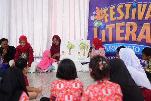 Meriahkan Festival Literasi 2025 di Perpusda, Read Aloud Purworejo Bacakan Cerita kepada Pengunjung