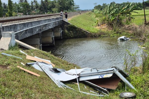 Mobil MBG Tertemper KA di Desa Dewi Purworejo, 1 Tewas, Warga Minta Segera Dibuatkan Palang Pintu
