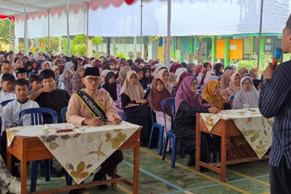 Peringati Bulan Bahasa, Siswa SMPN 18 Purworejo Resume Hasil Mendongeng
